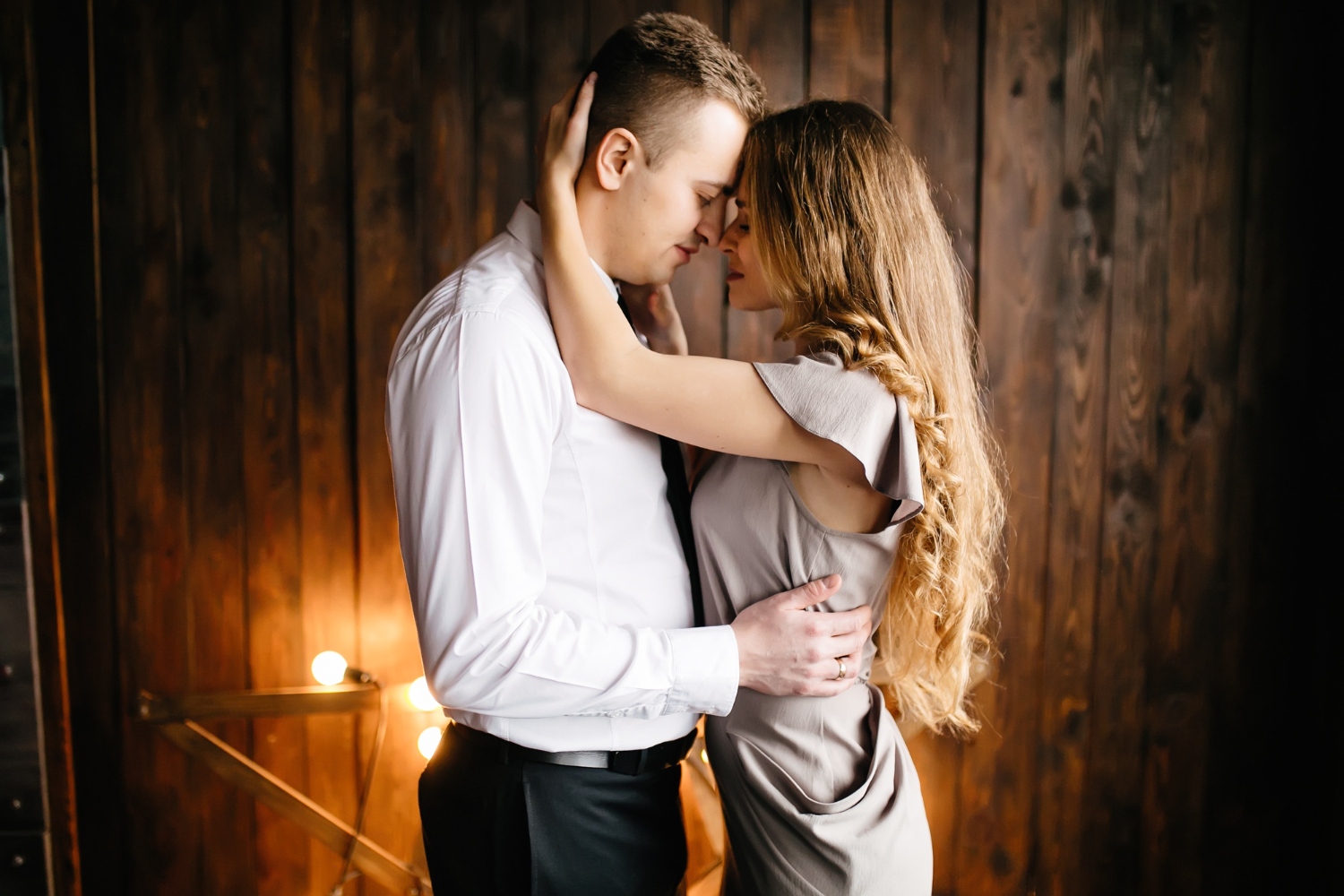 пара стоит в обнимку уткнувшись лбами